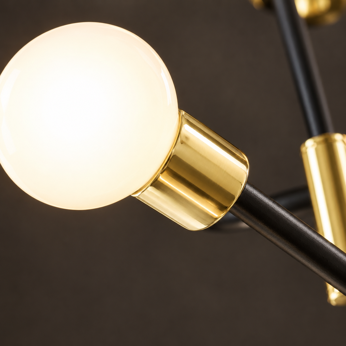 Lustre Industriel 4 branches — gros plan détail matière